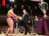 トランプ氏、日本に慰安旅行