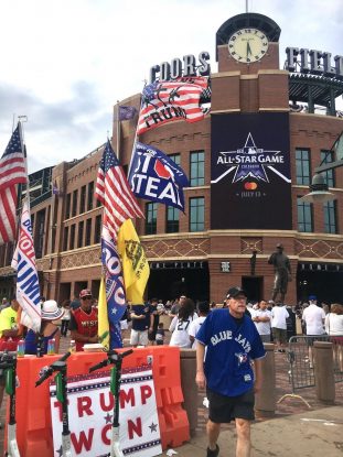 オールスター会場前に現れたトランプ支持者のグループ(撮影:筆者)