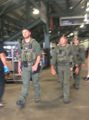 球場内で警戒にあたる保安官チーム(撮影:筆者)