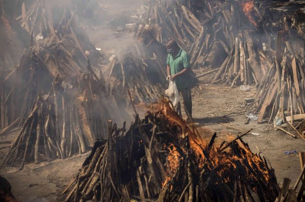ニューデリー　火葬している男性