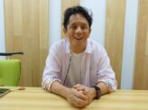 あえて“動かないカメラ”でテレビの虚飾を剥ぐ——映画『偏向報道』荻野監督が仕掛けた映像的トリック【前編】