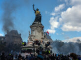 フランス抗議デモの深層と、日本・世界への波及リスク 
