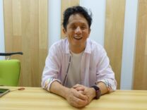 あえて“動かないカメラ”でテレビの虚飾を剥ぐ——映画『偏向報道』荻野監督が仕掛けた映像的トリック【前編】